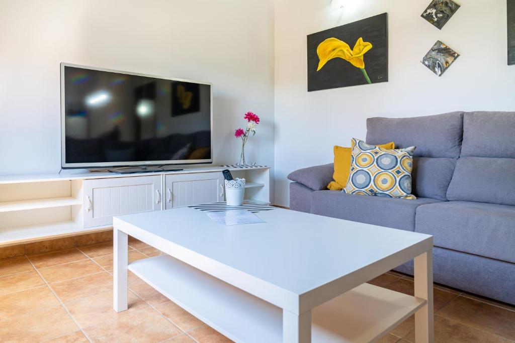 Telewizja i/lub zestaw kina domowego w obiekcie Apartamento Jibazahora Piscis