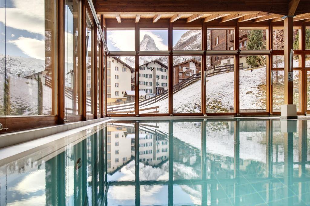 Bazén v ubytování Hotel Metropol & Spa Zermatt nebo v jeho okolí