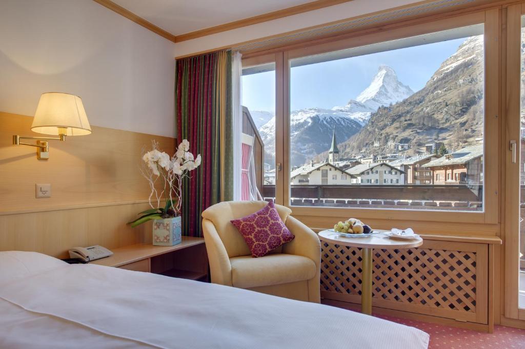 Nespecifikovaný výhled na hory nebo výhled na hory při pohledu z hotelu
