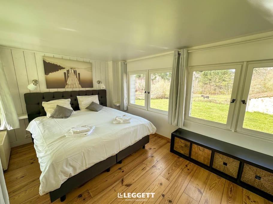 Llit o llits en una habitació de Escapade isolée dans les bois, piscine & étangs