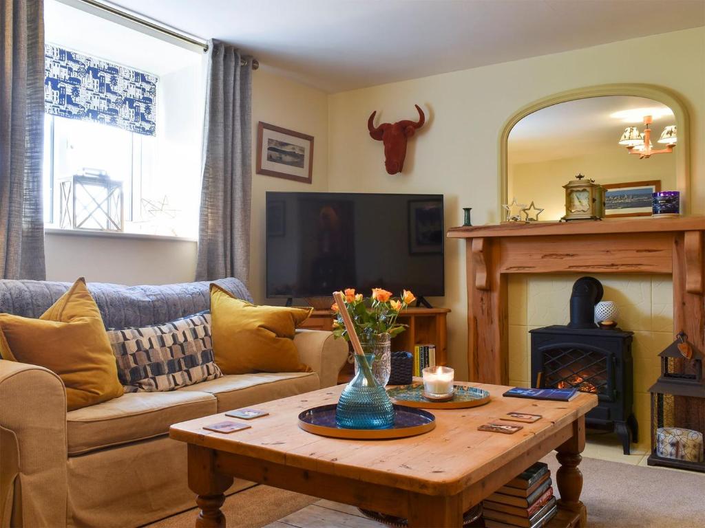 a living room with a couch and a table at Meadow View Cottage - Uk33302 in Middleton