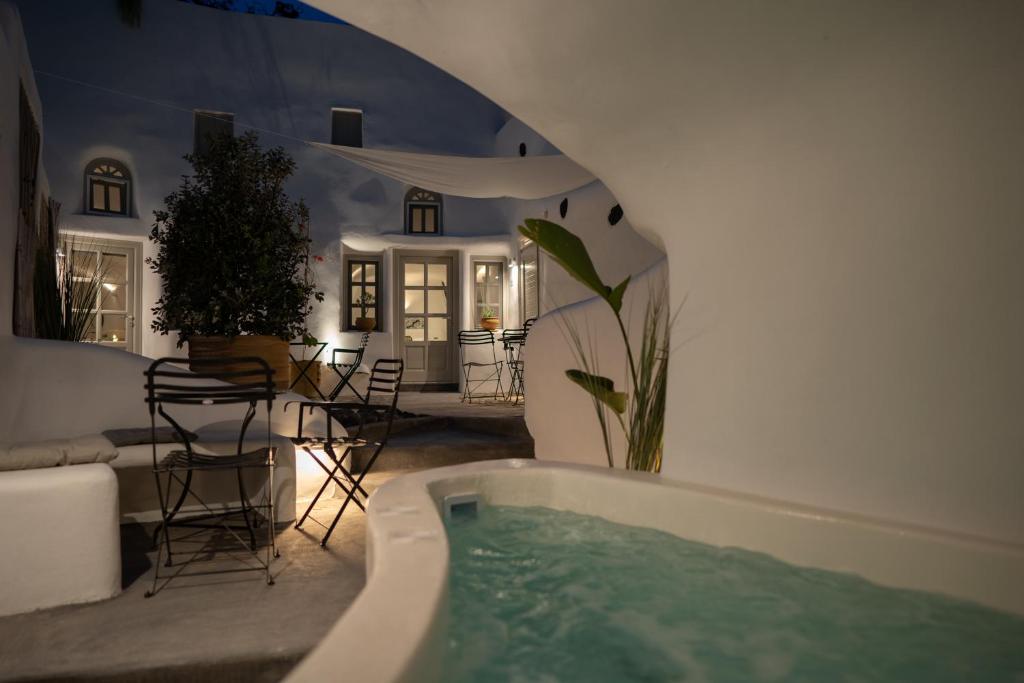 Bazén v ubytování Nisó Cave Suites nebo v jeho okolí