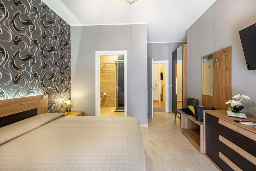 una camera da letto con un letto e un soggiorno di B&B Altrasia a Catania