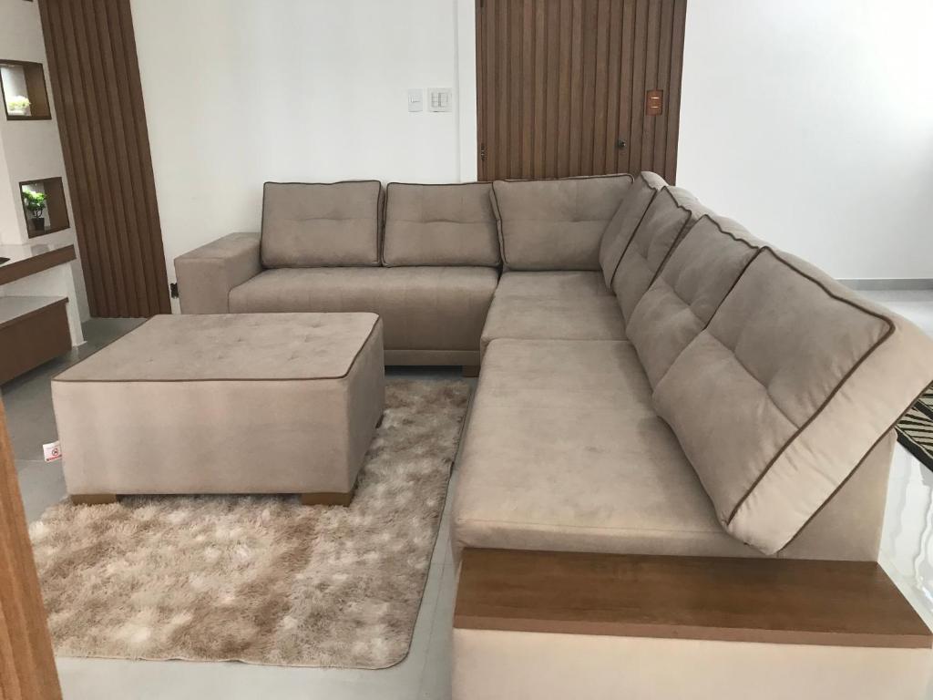 1 sofá grande en la sala de estar con en TERRAÇO EM COPACABANA VC, en Río de Janeiro