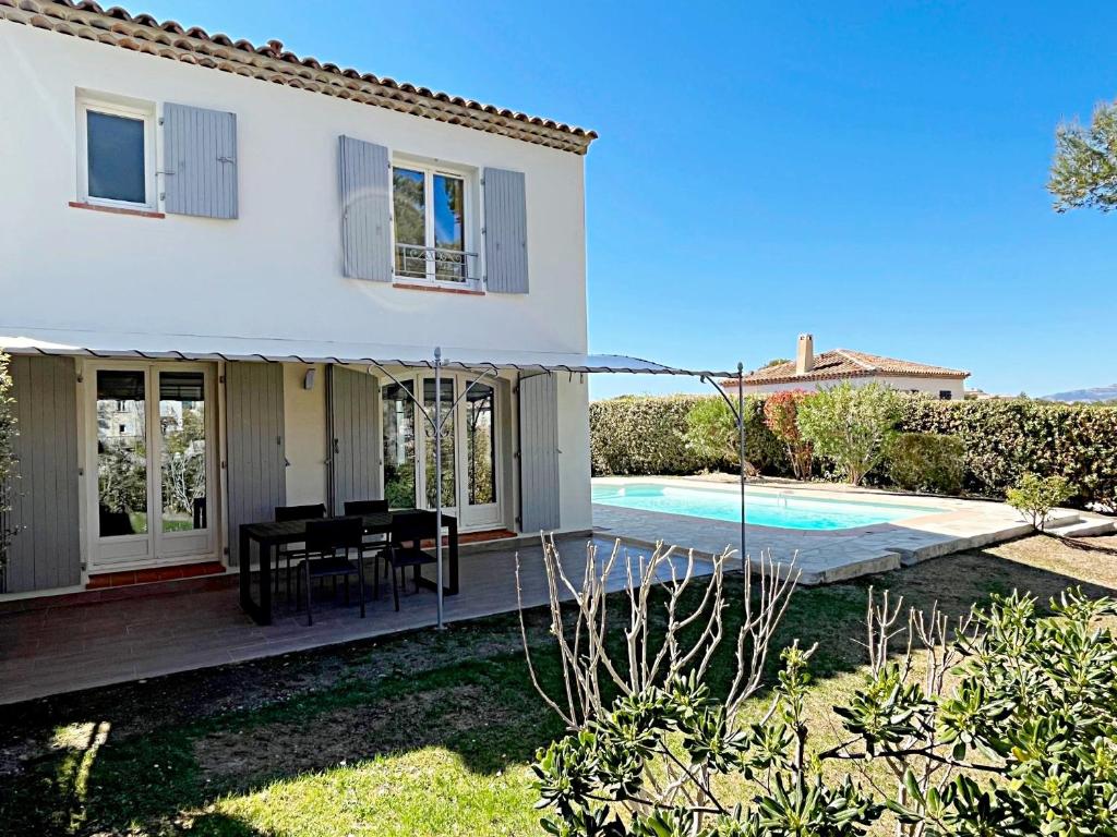Bazén v ubytovaní Golf de Pont Royal Villa des Alpilles climatisée 3 chambres Piscine chauffée Parking et Garage alebo v jeho blízkosti