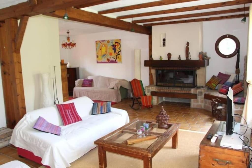Posedenie v ubytovaní Adorable villa avec piscine nichée dans la pinède