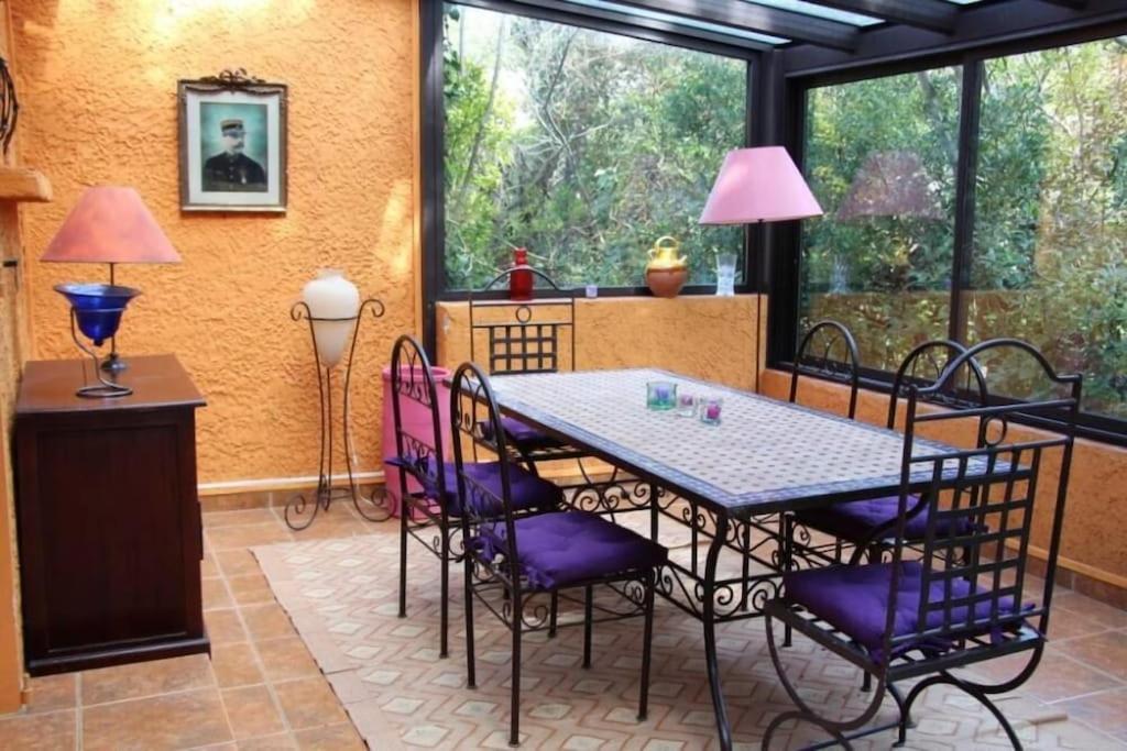Fotografia z galérie ubytovania Adorable villa avec piscine nichée dans la pinède v destinácii Roquevaire