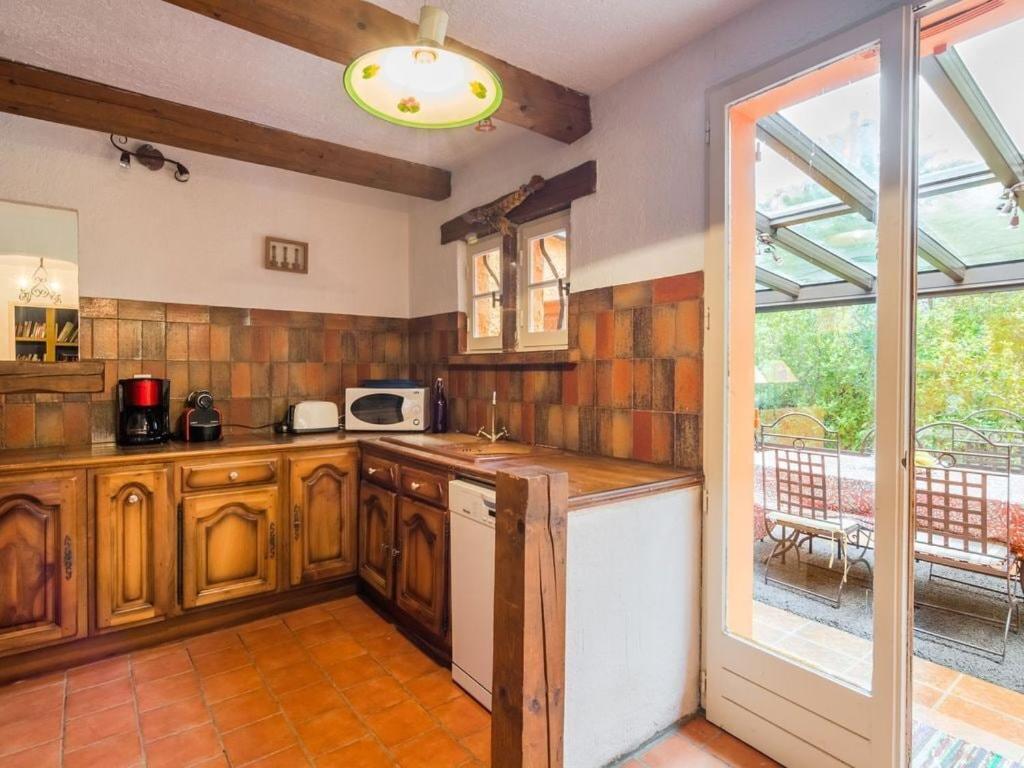 Kuchyňa alebo kuchynka v ubytovaní Adorable villa avec piscine nichée dans la pinède