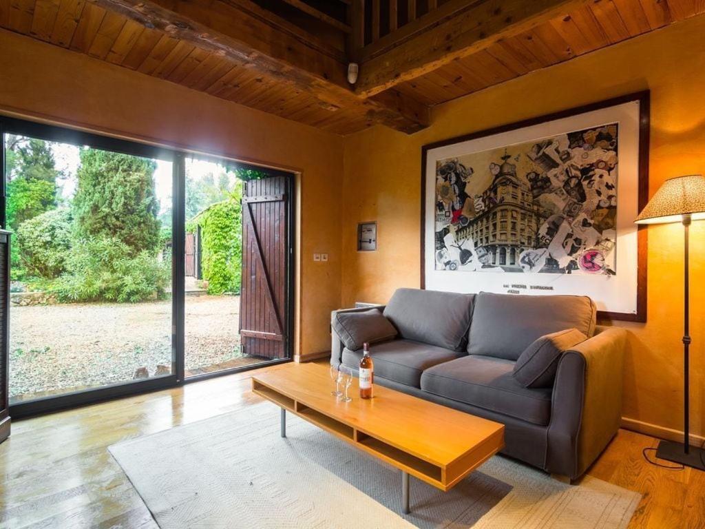 Posedenie v ubytovaní Adorable villa avec piscine nichée dans la pinède