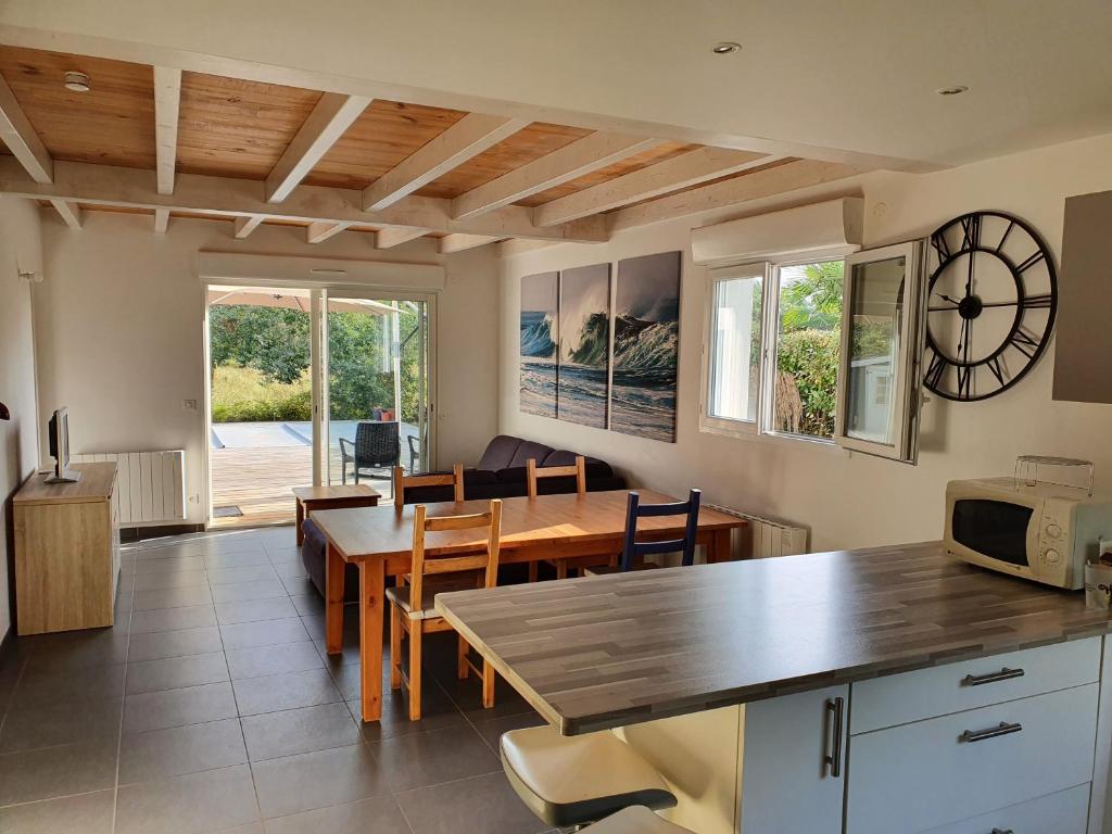 Kuchyň nebo kuchyňský kout v ubytování Maison à Tosse proche des plages