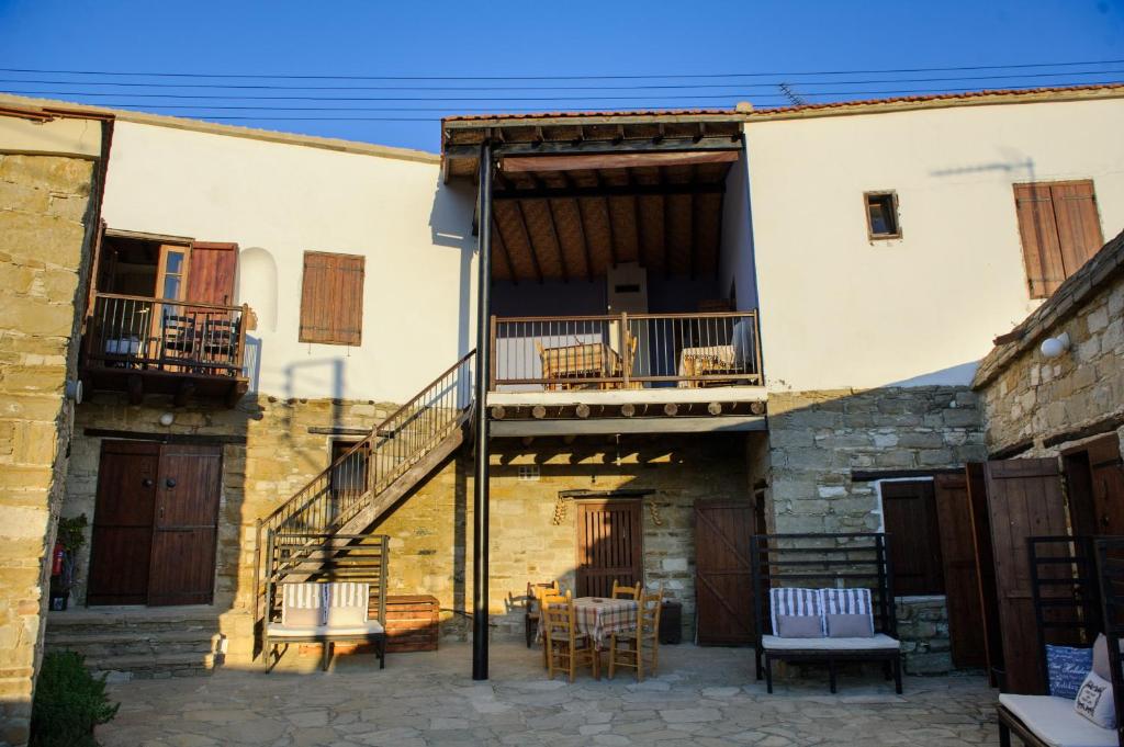 een gebouw met een patio met stoelen en tafels bij Teacher's House in Maroni
