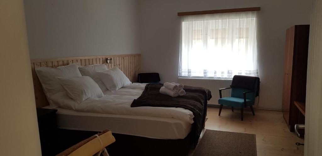 Ένα ή περισσότερα κρεβάτια σε δωμάτιο στο Hortenzia Vendégház Márianosztra