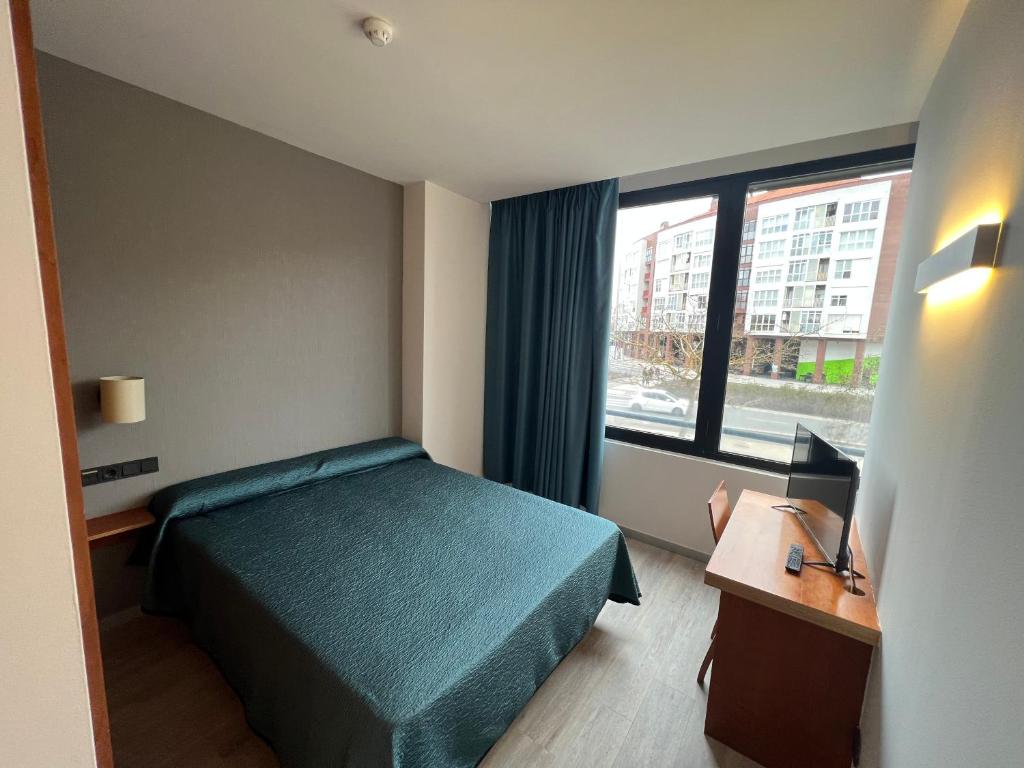 une chambre d'hôtel avec un lit et une fenêtre dans l'établissement Duque de Wellington, à Vitoria-Gasteiz