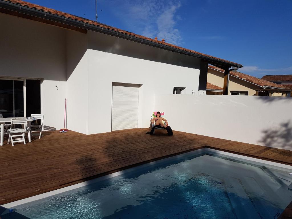 Bazén v ubytování Maison à Tosse proche des plages nebo v jeho okolí