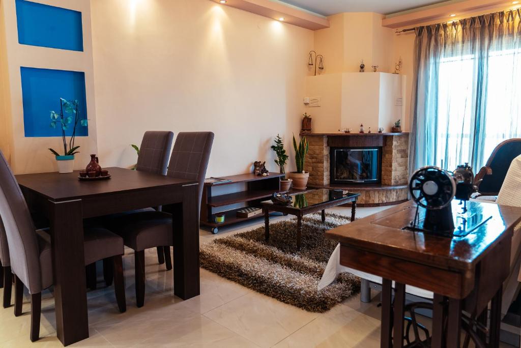 ein Wohnzimmer mit einem Tisch und einem Kamin in der Unterkunft Cozy Place Near Historic Center in Thessaloniki