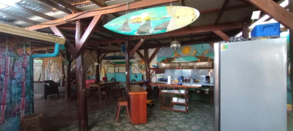 um quarto com uma prancha de surf pendurada no tecto em OSA SURF HOSTAL em Puerto Jiménez