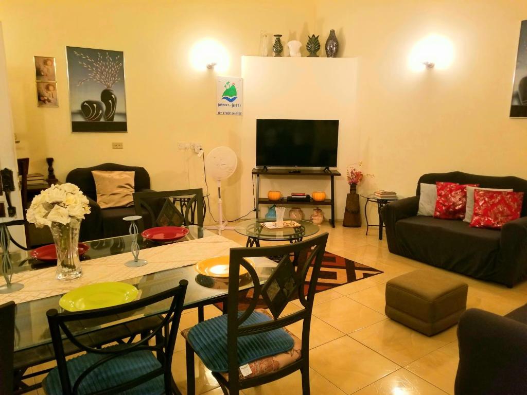 Comfort Suites Three Bedroom Apartment的休息区