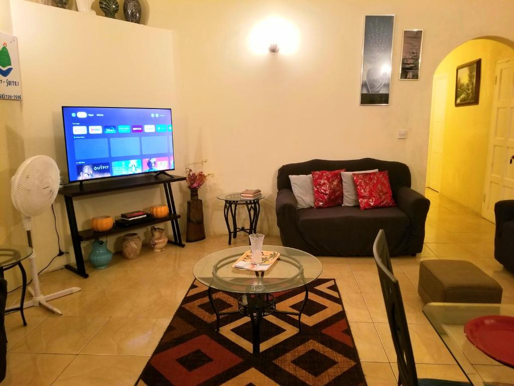Comfort Suites Three Bedroom Apartment的电视和/或娱乐中心