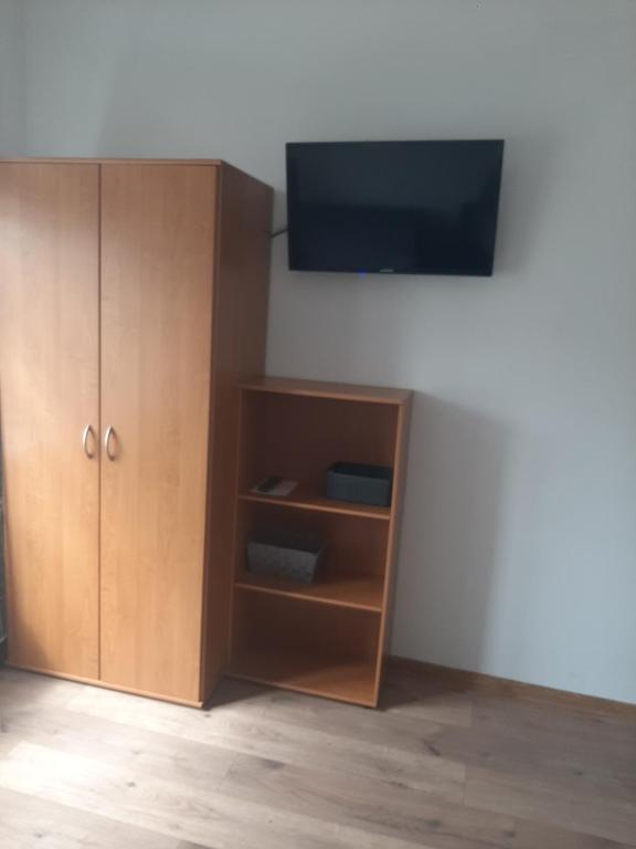Televízia a/alebo spoločenská miestnosť v ubytovaní Apartamenty Marco 3 przy Dworcu-Stare Miasto-Super Wi Fi