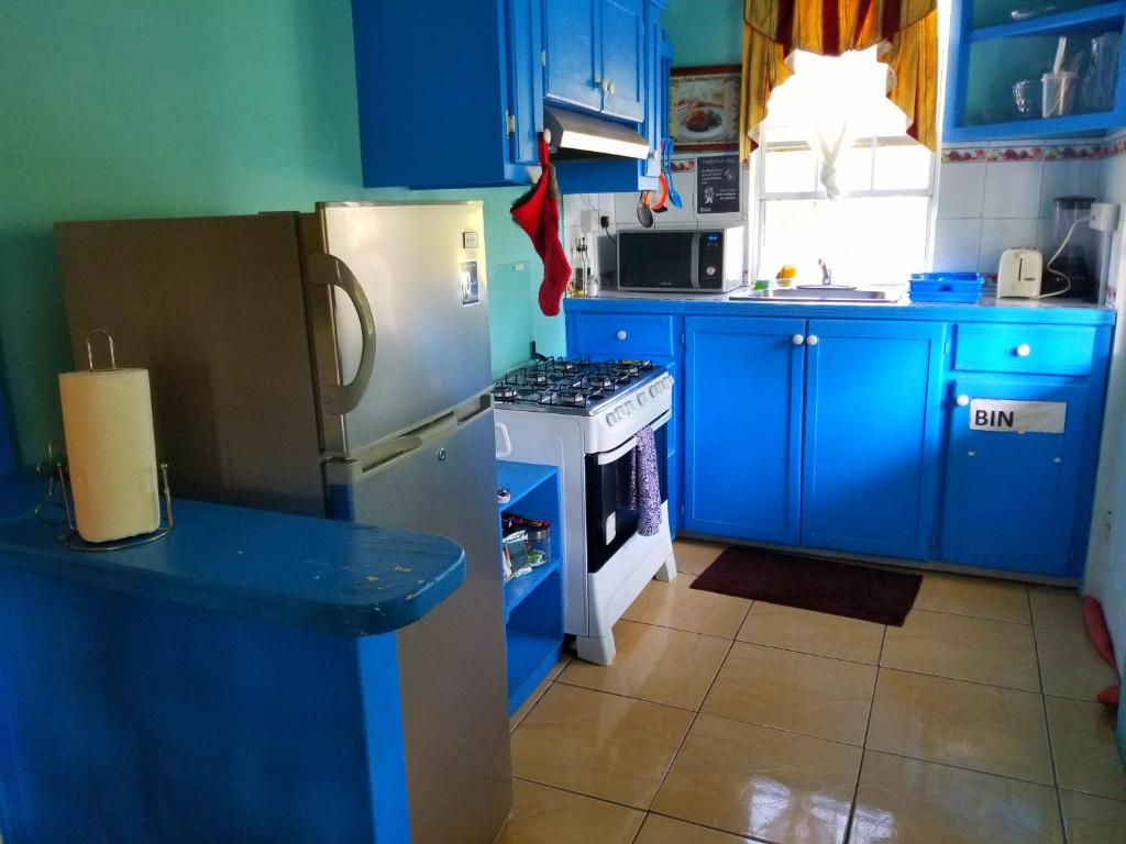Comfort Suites Three Bedroom Apartment的厨房或小厨房