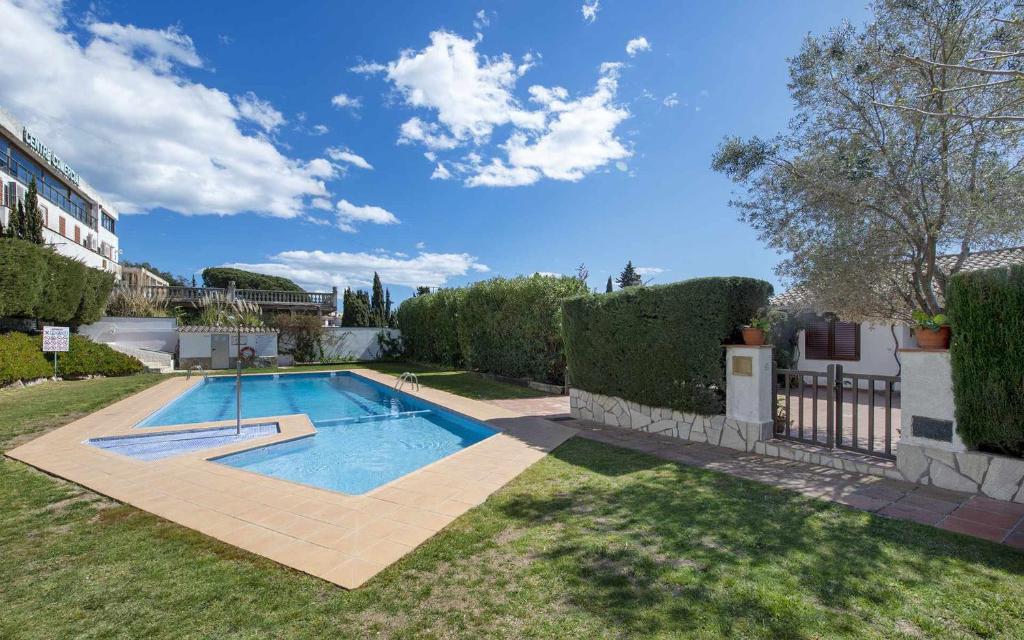 a swimming pool in the yard of a house at Casas Blanca 34 piscina Playa privada wifi in Tossa de Mar