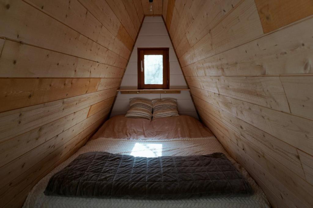 sypialnia z 2 łóżkami w małym pokoju w obiekcie Le Chalet Tipi avec jacuzzi et jardin w Troyes