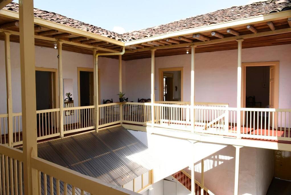 balkon domu z dachem w obiekcie Casa típica Salamineña w mieście Salamina
