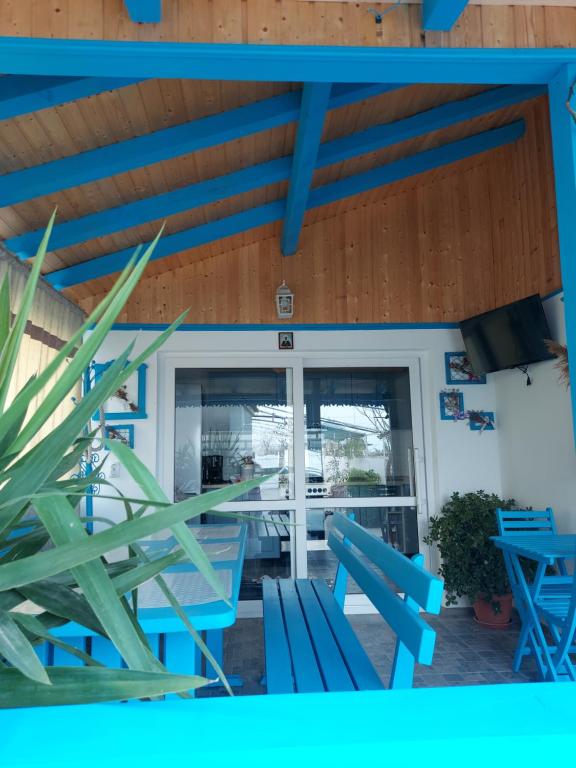 patio z niebieskimi krzesłami i stołem w obiekcie Casa EMMA w mieście Jurilovca