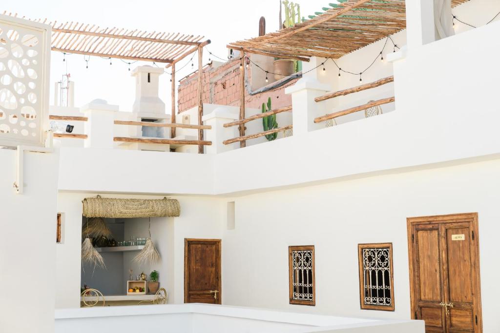 - deux vues sur l'intérieur d'une maison dans l'établissement Riad Rahal, à Marrakech