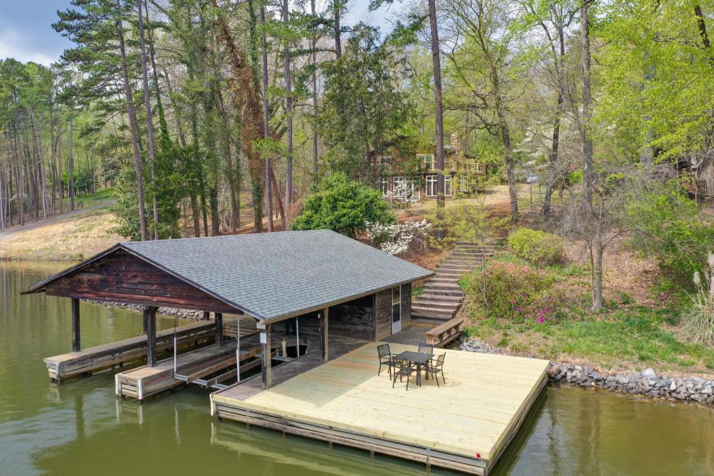 Spacious Waterfront Hyco Lake Retreat with Dock!, Roxboro (updated