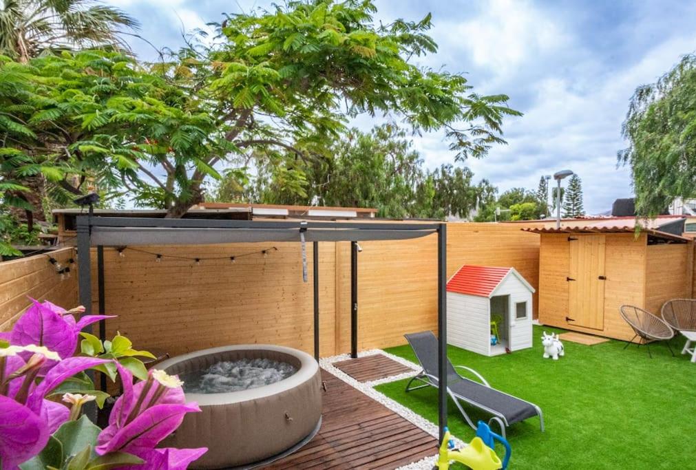 un cortile con vasca idromassaggio e recinzione di Private Paradise on cozy Campsite, Jacuzzi, Netflix a Las Galletas