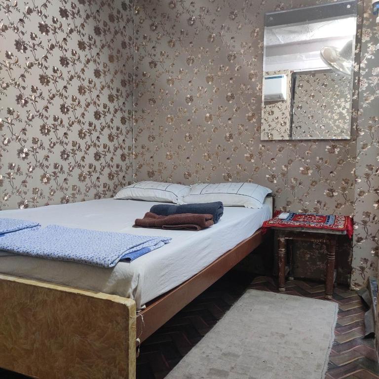 Postel nebo postele na pokoji v ubytování Ira Homestay Mathura - Divine Spiritual Stay
