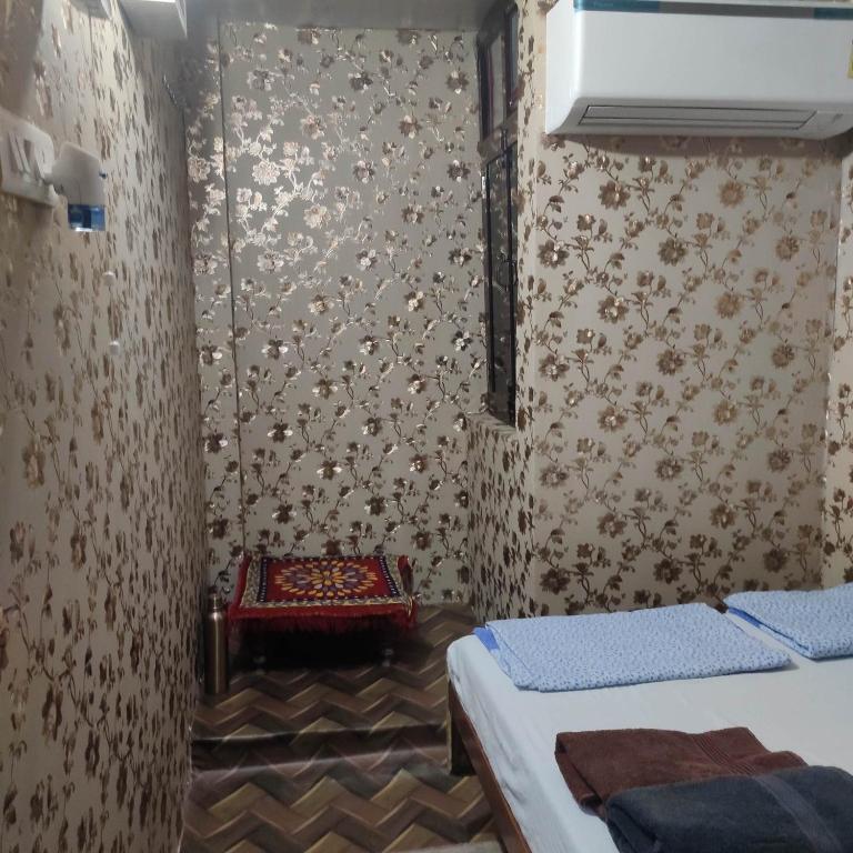 Postel nebo postele na pokoji v ubytování Ira Homestay Mathura - Divine Spiritual Stay