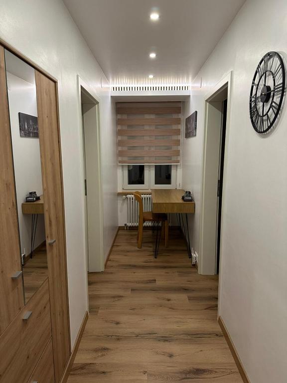 TV a/nebo společenská místnost v ubytování Studio cosy au centre de Couvet