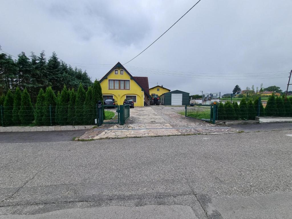 una casa amarilla sentada al lado de una calle en Pension DonauBlick Grein 2 in Stifterstrasse 19A, en Grein
