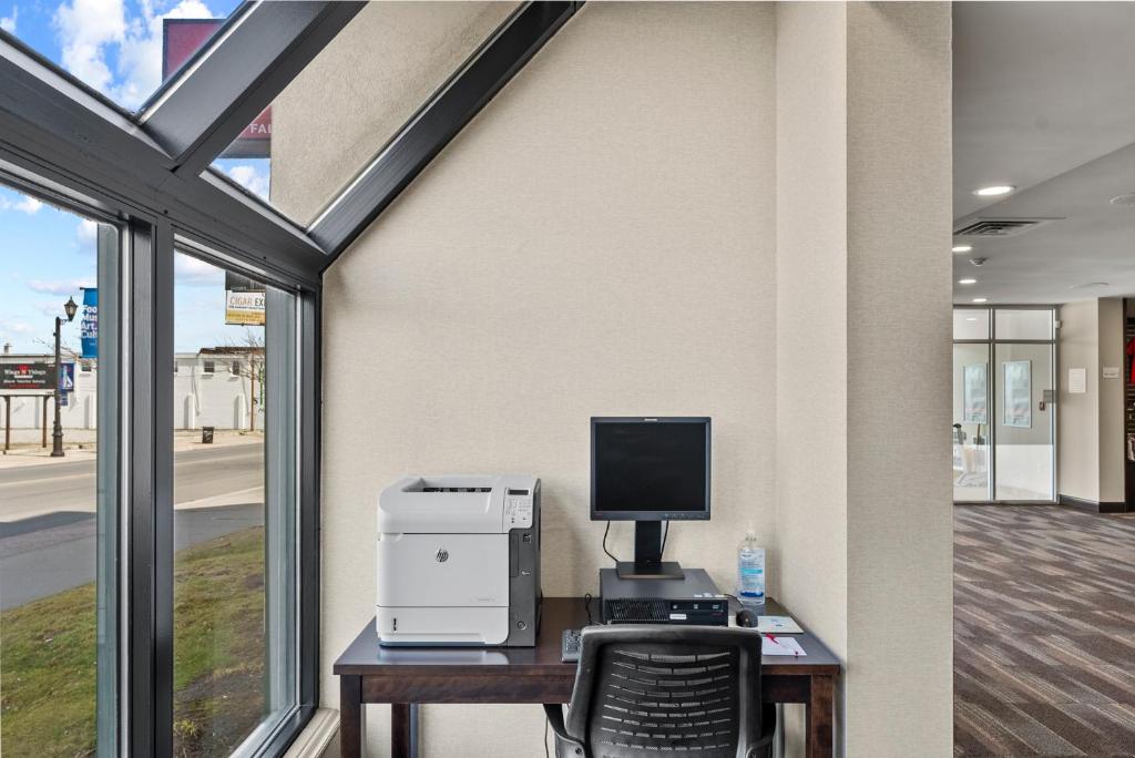 Ramada By Wyndham Niagara Falls near the Falls - Resim 32