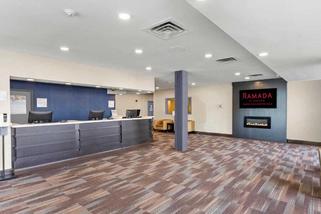 Ramada By Wyndham Niagara Falls near the Falls - Resim 29