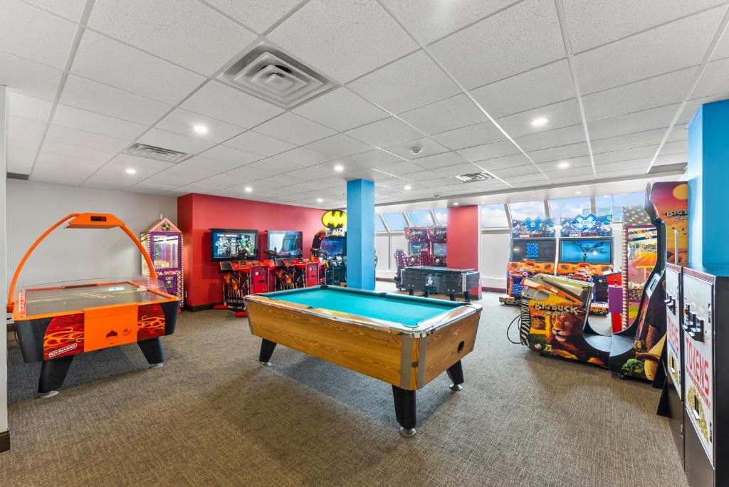 Ramada By Wyndham Niagara Falls near the Falls - Resim 36