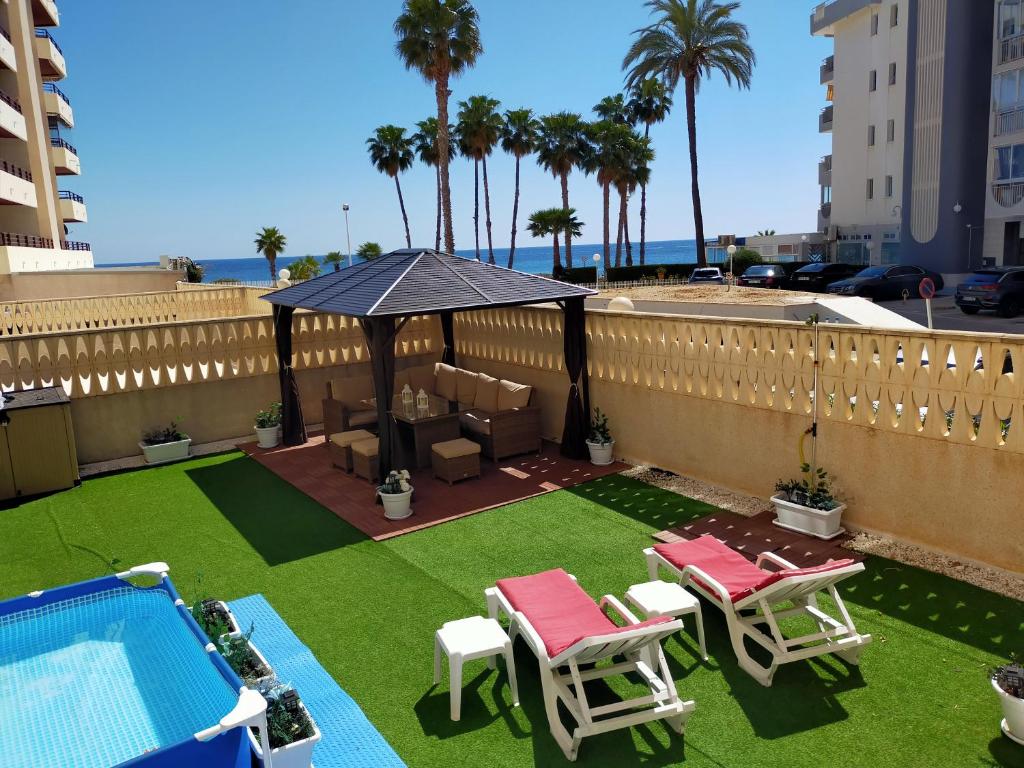 un cortile con gazebo e piscina di EL DESCANSO a Calpe