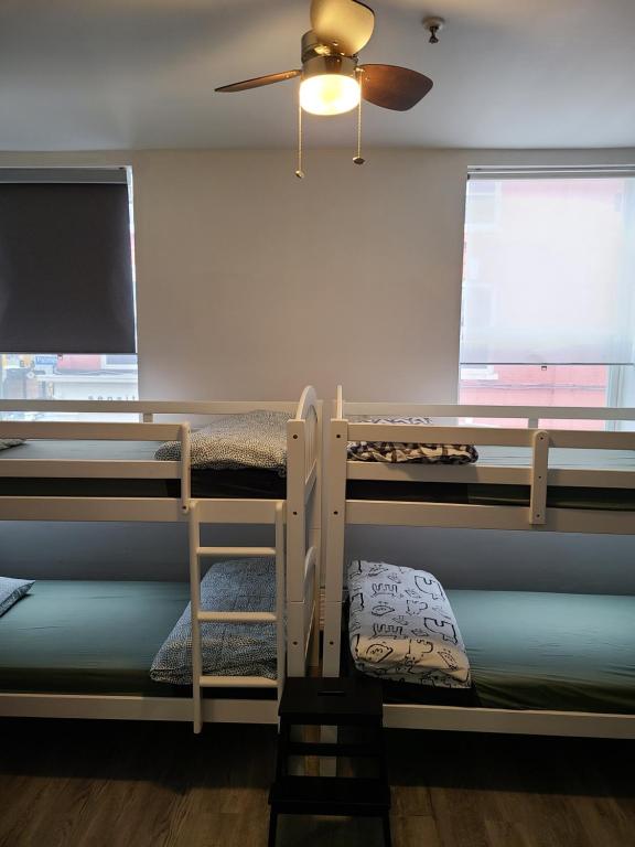 Postel nebo postele na pokoji v ubytování Queen Nest Hotel