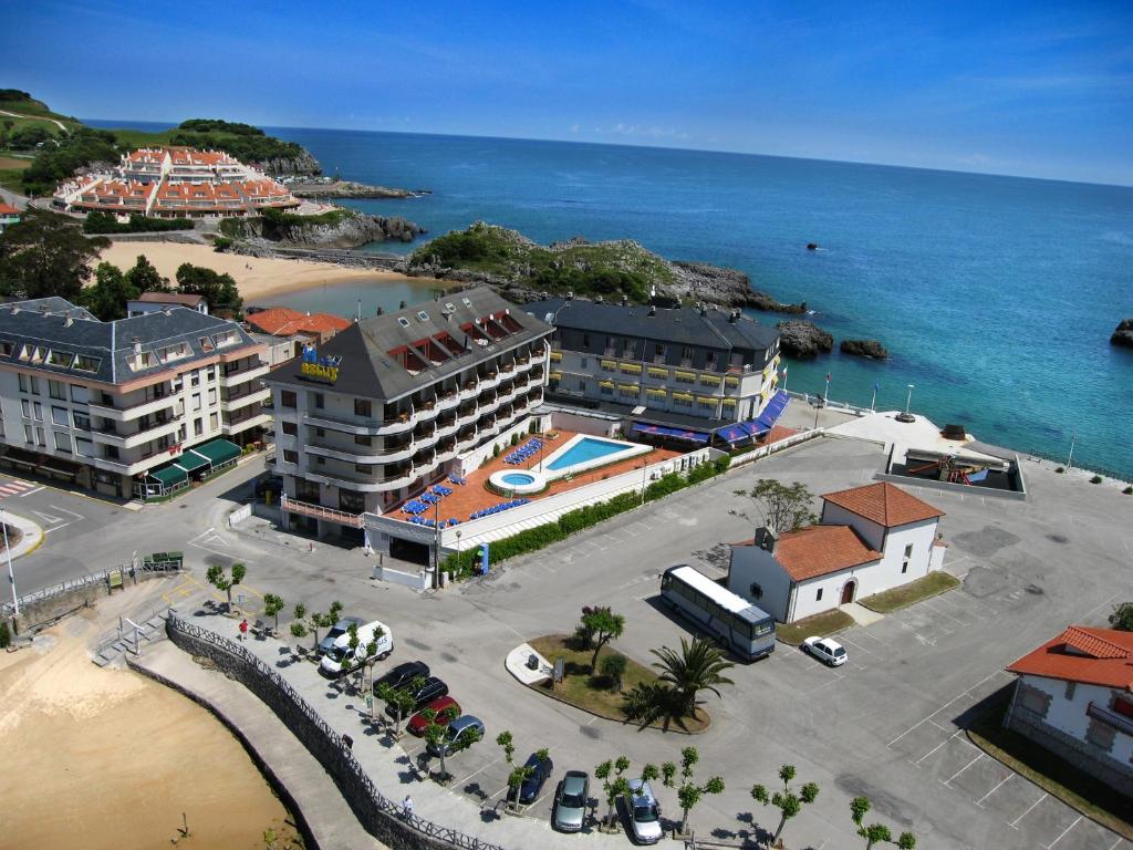 una vista aerea di un resort vicino all'oceano di Hotel Astuy a Isla
