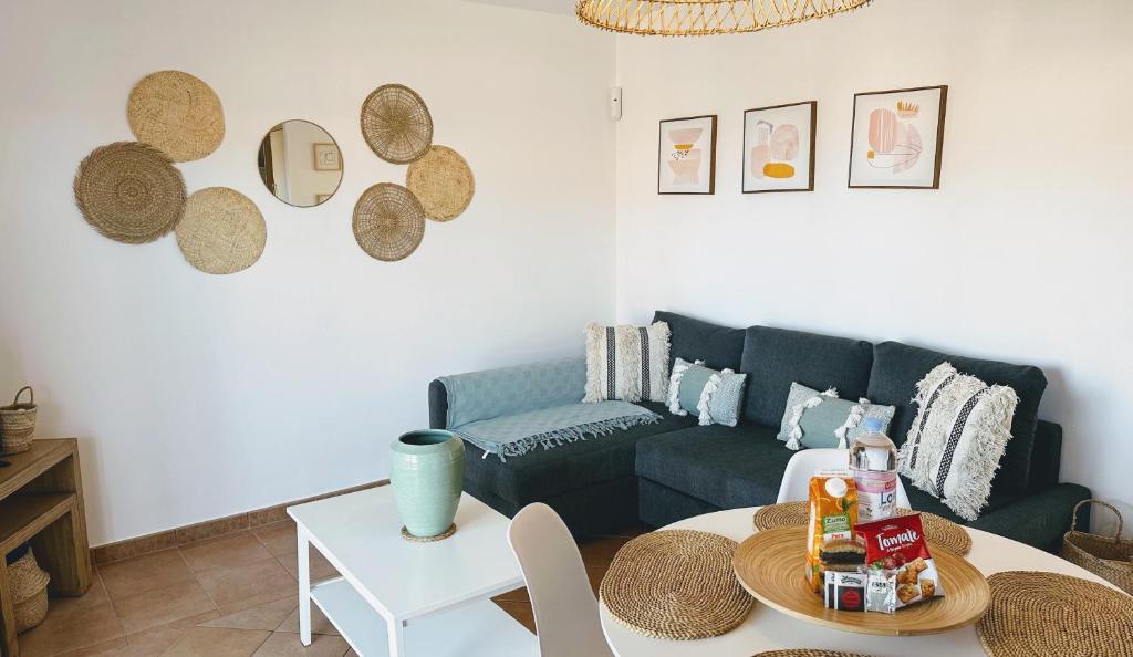 sala de estar con sofá y mesa en AliNico House Majanicho iRent Fuerteventura, en La Oliva