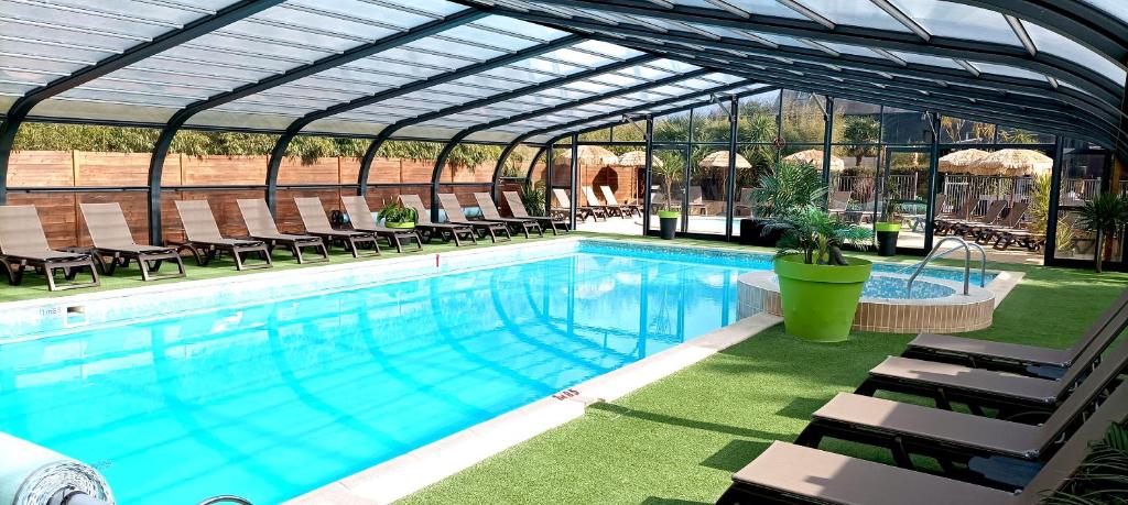 Bazén v ubytování Glamping Terre & Mer nebo v jeho okolí