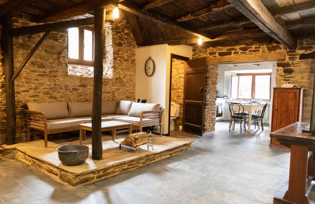 ein Wohnzimmer mit einem Sofa und einem Tisch in der Unterkunft CASA GRANDE VILAR in Vilar