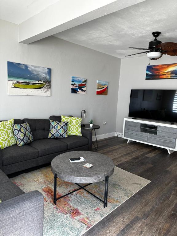 TV a/nebo společenská místnost v ubytování Aguada Beach Condos