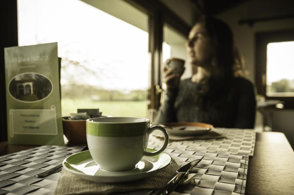 Příslušenství pro přípravu čaje a kávy v ubytování Bed and Breakfast Sile e Natura