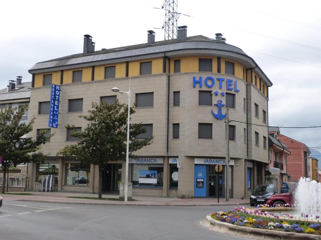een hotel op de hoek van een straat bij El Ancla in Ponferrada