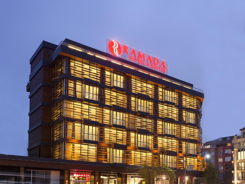 Un bâtiment avec un panneau en haut dans l'établissement Ramada Hotel & Suites by Wyndham Istanbul- Sisli, à Istanbul