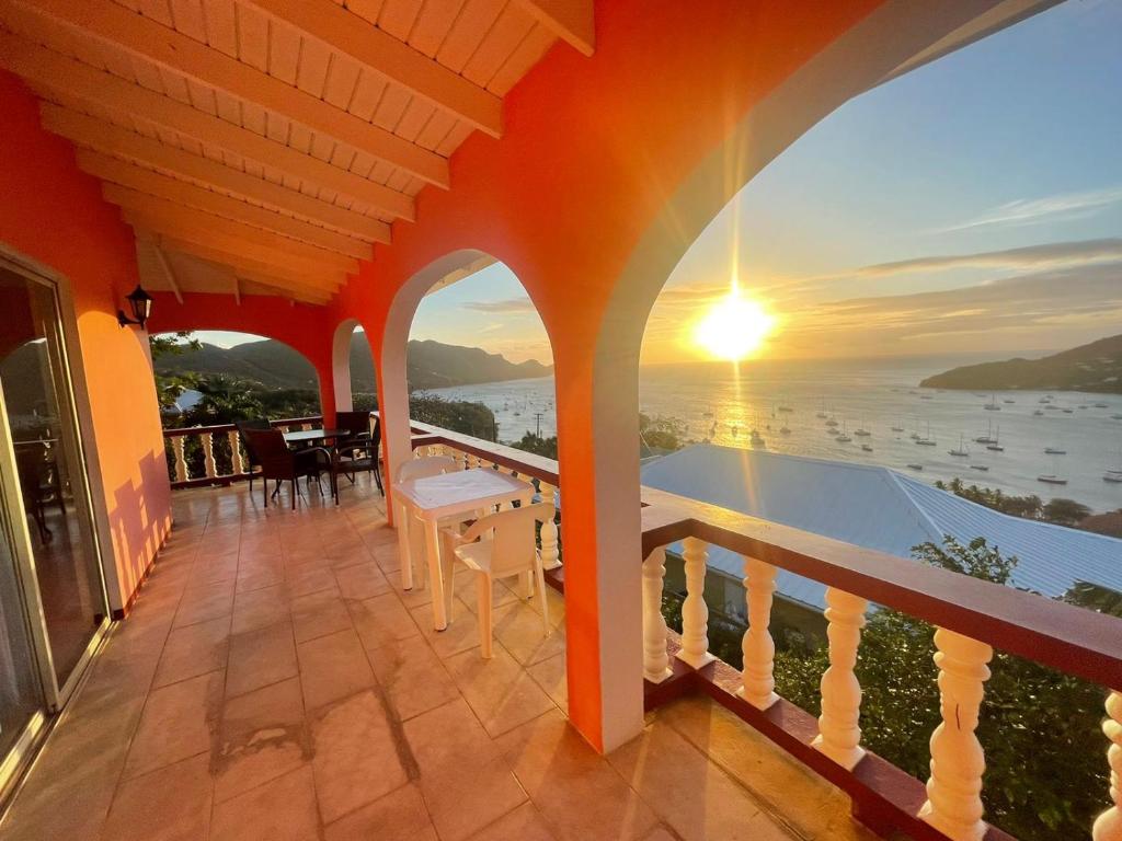 un balcón de una casa con vistas al océano en The View Villa en Port Elizabeth