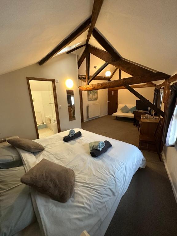 a bedroom with a large white bed in a room at 36 Heritage House in Kington